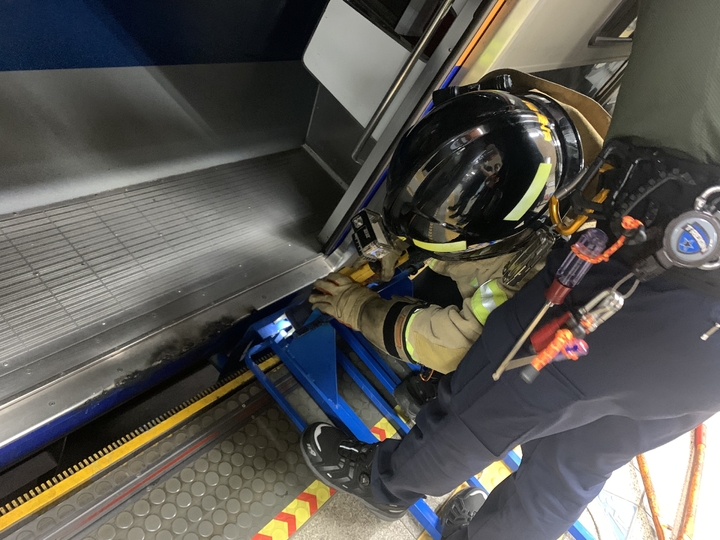 [서울=뉴시스] 16일 오전 8시20분께 서울지하철 3호선 압구정역에서 전동차와 승강장 사이에 카트가 끼이는 사고가 발생해 지하철 운행이 25분간 지연됐다. (사진 = 서울 강남소방서 제공). 2022.09.16