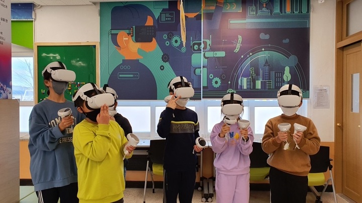 [안동=뉴시스] 지능형 과학실에서 수업하고 있는 초등학생들. (사진=경북교육청 제공) 2022.09.16 *재판매 및 DB 금지