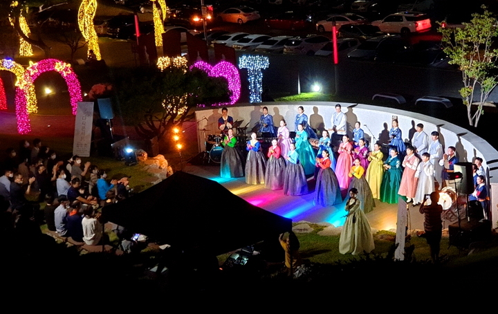 정읍사공원 야외공연장에서 정읍시립국악단의 '다락콘서트' 공연이 펼쳐지고 있다. *재판매 및 DB 금지