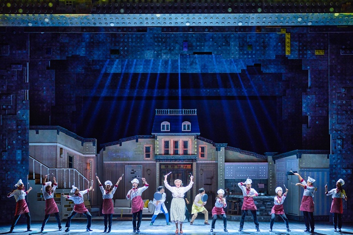 [서울=뉴시스]뮤지컬 '미세스 다웃파이어' 공연 사진. (사진=㈜샘컴퍼니, ㈜스튜디오선데이 제공) 2022.09.16. photo@newsis.com *재판매 및 DB 금지