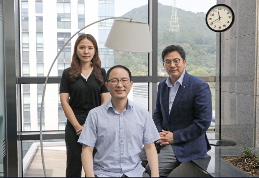 전기전자컴퓨터공학과 황재윤(오른쪽), 장진호(중간), 김혜민 교수 *재판매 및 DB 금지