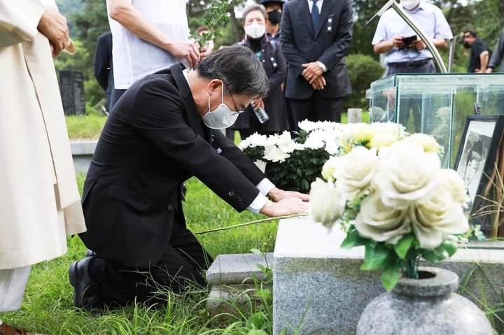 김동연 경기도지사가 15일 남양주시 모란공원에서 열린 민주화운동 희생자 추모제 및 민주주의 비전선포식에서 참석, 묘역을 참배를 하고 있다. (사진=경기도 제공) *재판매 및 DB 금지
