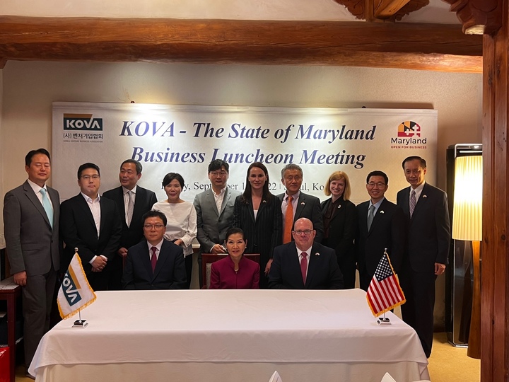 [서울=뉴시스] 벤처기업협회와 미국 메릴랜드주가 16일 서울 강남구 필경재에서 한국 벤처기업의 미국시장 진출 지원 방안을 논의하기 위한 비즈니스 오찬 행사를 진행했다. (앞줄 왼쪽부터) 벤처기업협회 강삼권 회장, 래리 호건 메릴랜드 주지사와 부인인 유미 호건 여사. (사진=벤처기업협회 제공) 2022.09.16. photo@newsis.com *재판매 및 DB 금지