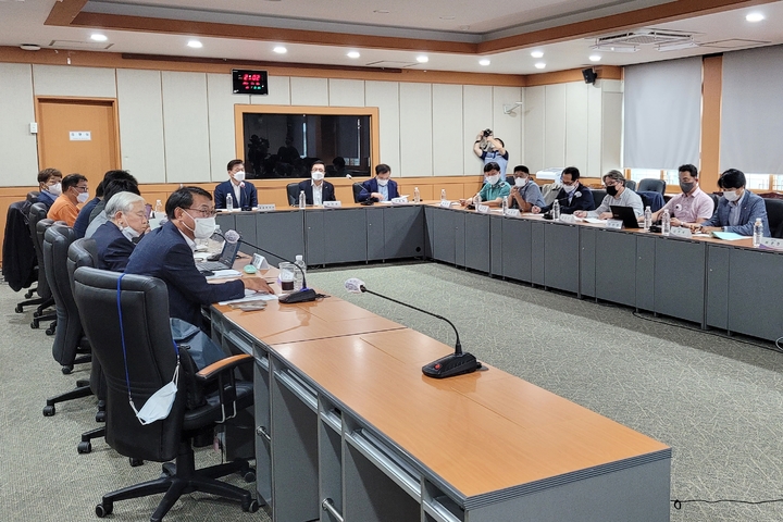 [제주=뉴시스] 이정민 기자 = 16일 오후 제주도청 본관 4층 한라홀에서 ‘환경보전기여금 제도 도입 실행 방안 마련 용역’ 제2차 제주환경포럼이 진행되고 있다. 2022.09.16. 73jmlee@newsis.com *재판매 및 DB 금지