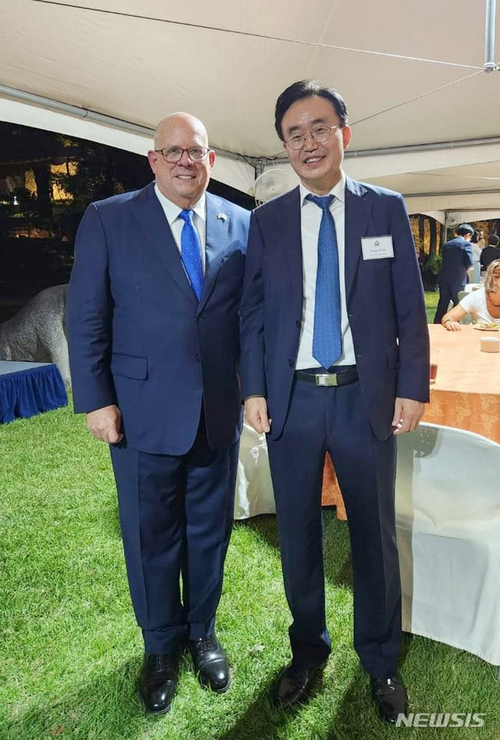 [서울=뉴시스] 15일 주한민국대사 관사에서 열린 미국 메릴랜드 주지사 방한 축하연회 자리에서 윤병태 시장(오른쪽)이 명예 나주시민증을 받은 래리호건 주지사와 기념촬영을 하고 있다. (사진=나주시 제공) 2022.09.16. photo@newsis.com