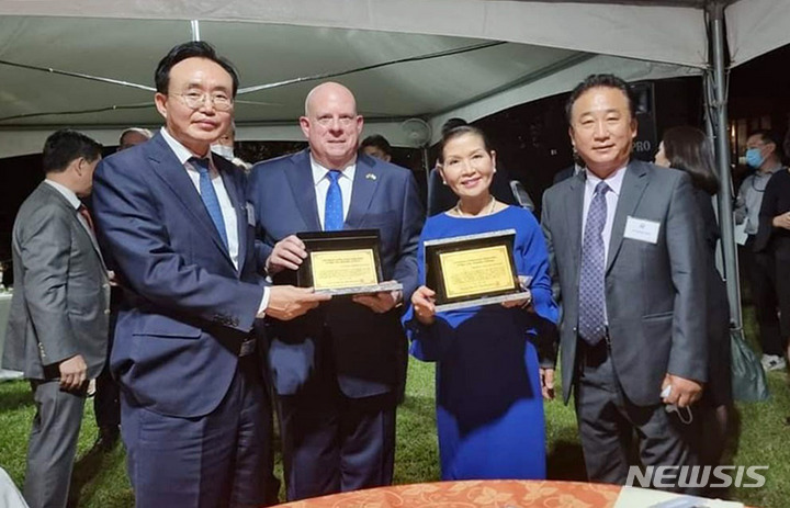 [서울=뉴시스] 15일 주한민국대사 관사에서 열린 미국 메릴랜드 주지사 방한 축하연회 자리에서 윤병태 시장(왼쪽 첫 번째)이 래리호건 주지사( " 두 번째)와 유미호건 여사( " 세 번째)에게 나주시 명예시민증을 전달하고 있다. (사진=나주시 제공) 2022.09.16. photo@newsis.com