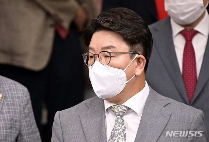 [서울=뉴시스] 고범준 기자 = 권성동 국민의힘 원내대표가 16일 서울 여의도 국회에서 열린 원내대책회의에 참석하고 있다. (공동취재사진) 2022.09.16. photo@newsis.com
