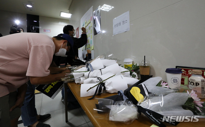 [서울=뉴시스] 이영환 기자 = 16일 오전 서울 중구 신당역 화장실 앞에 마련된 추모 공간에 희생자를 추모하는 시민들의 발길이 이어지고 있다. 2022.09.16. 20hwan@newsis.com