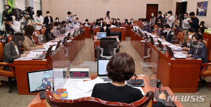 [서울=뉴시스] 고범준 기자 = 권인숙 국회 여성가족위원회 위원장이 16일 서울 여의도 국회에서 열린 여성가족위원회 전체회의에서 의사봉을 두드리고 있다. (공동취재사진) 2022.09.16. photo@newsis.com