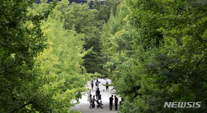 [서울=뉴시스] 추상철 기자 = 서울숲에서 시민들이 숲길을 걷고 있다. 2022.09.17. scchoo@newsis.com
