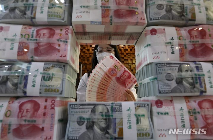 [서울=뉴시스] 이영환 기자 = 2020년 이후 역외 달러·위안 환율이 1달러당 7위안을 돌파한 16일 오후 서울 중구 하나은행 위변조대응센터에서 직원이 달러와 위안화를 선보이고 있다. 2022.09.16. 20hwan@newsis.com