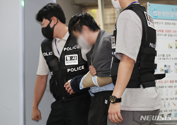 [서울=뉴시스] 김진아 기자 = 서울 지하철 2호선 신당역에서 전 직장동료인 20대 여성 역무원을 살해한 A(31)씨가 16일 오후 구속 전 피의자 심문(영장실질심사)을 받기 위해 서울 서초구 서초동 서울중앙지법 법정으로 들어가고 있다. 2022.09.16. bluesoda@newsis.com