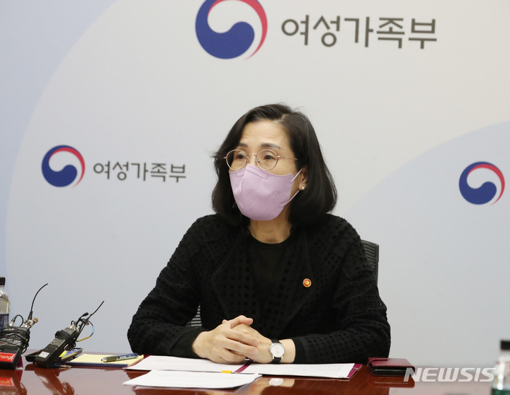 [서울=뉴시스] 김명원 기자 = 김현숙 여성가족부 장관이 지난 16일 서울 종로구 정부서울청사에서 열린 스토킹 방지대책 관련 관계부처회의에서 발언하고 있다. 2022.09.24. kmx1105@newsis.com