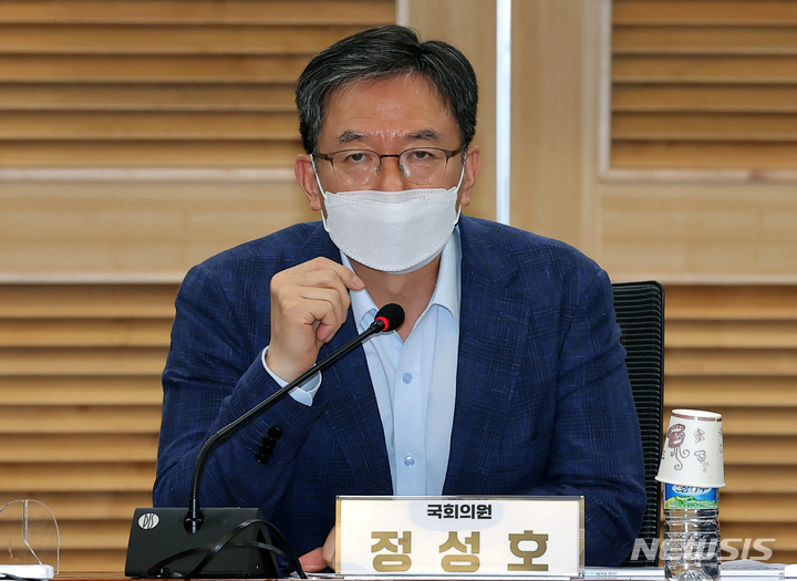 [서울=뉴시스] 고범준 기자 = 정성호 더불어민주당 의원이 16일 서울 여의도 국회 의원회관에서 열린 '대전환 시대의 정치개혁 어떻게 할 것인가?' 정책토론회에서 인사말을 하고 있다. (공동취재사진) 2022.09.16. photo@newsis.com