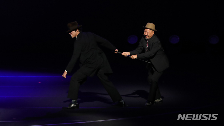 [전주=뉴시스] 김얼 기자 = 2022 전주세계소리축제 개막일인 16일 전북 전주시 한국소리문화의전당 모악당에서 관계자들이 프레스 콜 무대를 선보이고 있다. 2022.09.16. pmkeul@newsis.com