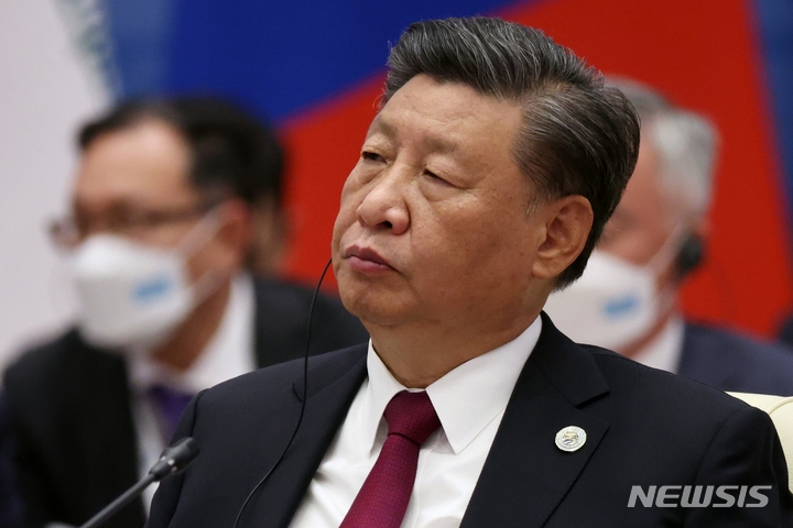 [사마르칸트=AP/뉴시스] 16일(현지시간) 우즈베키스탄 사마르칸트에서 열린 상하이협력기구(SCO) 정상 전체 회의에 참석한 시진핑 중국 국가주석의 모습. 2022.09.16