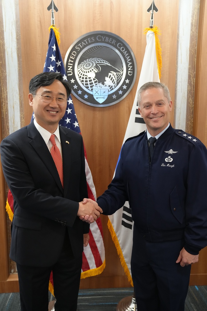 [서울=뉴시스] 신범철 국방부차관이 16일(현지시간) 미국 메릴랜드주에 위치한 미국 사이버사령부를 방문하여 티모시 휴 사이버사령부 부사령관을 접견하고 기념촬영을 하고 있다. (사진=국방부 제공) 2022.09.17. photo@newsis.com *재판매 및 DB 금지