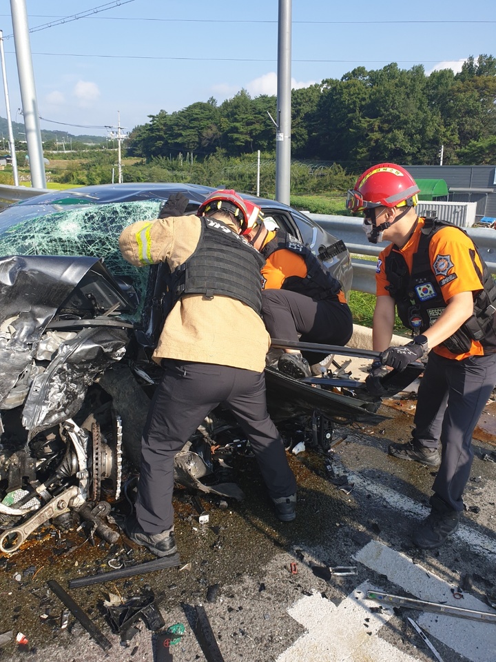 [안동=뉴시스] 강진구 기자 ＝ 17일 오전 8시 50분께 경북 안동시 풍산읍 괴정리 자동차 전용도로에서 니로 차량과 제네시스 차량이 충돌하는 교통사고가 발생했다.(사진＝경북도소방본부 제공) 2022.09.17.photo@newsis.com *재판매 및 DB 금지