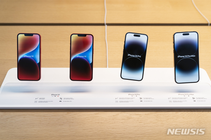 [워싱턴 D.C.=AP/뉴시스] 애플의 아이폰14 시리즈의 일부 기기에서 예상보다 빠른 배터리 성능 저하가 나타났다고 미국 IT 전문 매체 더 버지(The Verge)가 13일(현지시간) 전했다. 사진은 애플 매장에 전시돼있는 아이폰14 시리즈. 2023.08.15.