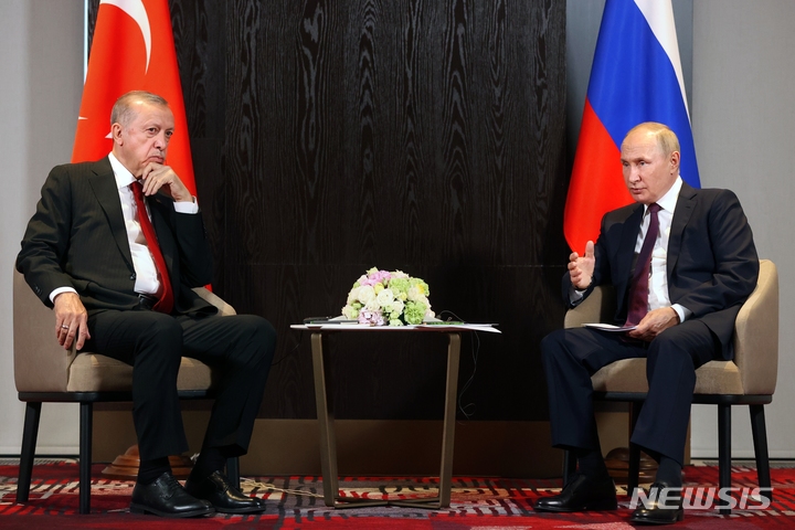 [사마르칸트=AP/뉴시스] 17일(현지시간) 레제프 타이이프 에르도안 튀르키예 대통령은 블라디미르 푸틴 러시아 대통령이 흑해곡물협정의 연장을 원할 것으로 확신한다고 밝혔다. 사진은 블라디미르 푸틴 러시아 대통령과 에르도안 대통령이 지난 9월16일 우즈베키스탄 사마르칸트에서 회담 중인 모습. 2023.07.17 