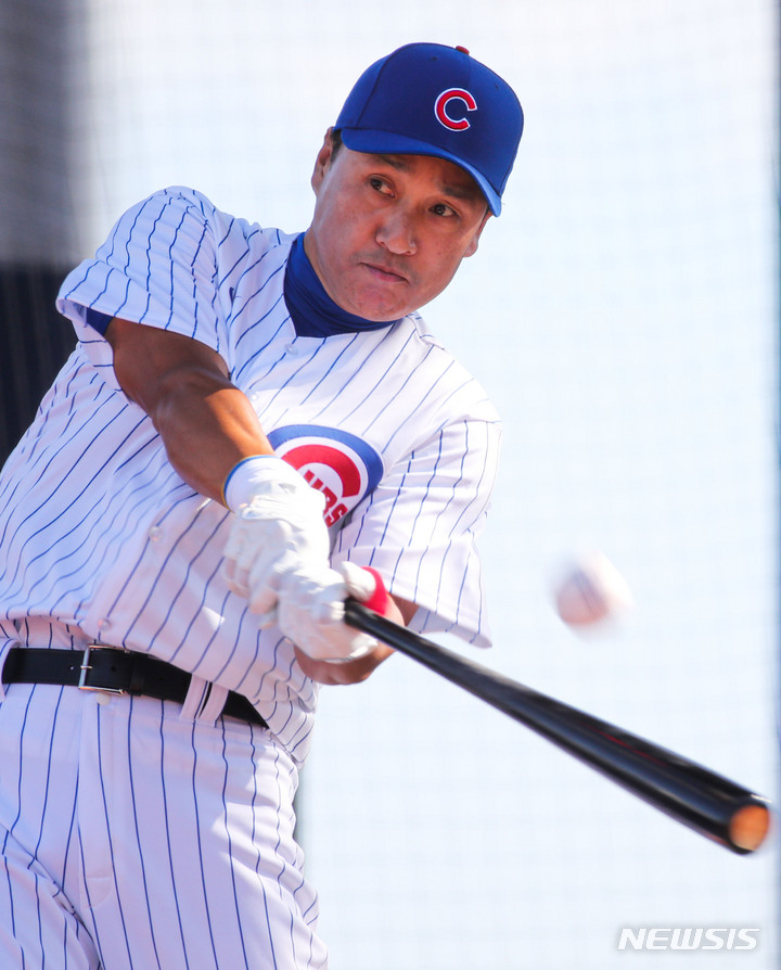 [인천=뉴시스] 권창회 기자 = 17일 오후 인천 중구 파라다이스 시티에서 열린 'MLB 홈런더비X'에서 시카고 컵스팀 이승엽이 타격을 하고 있다. 2022.09.17. kch0523@newsis.com