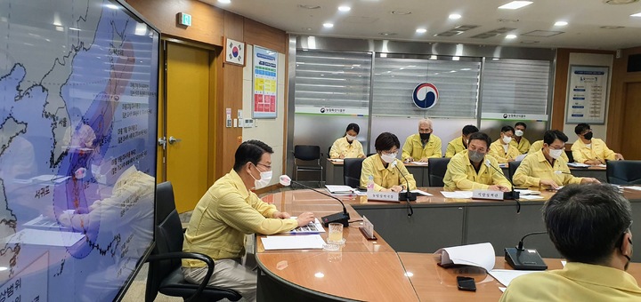 [세종=뉴시스] 김인중 농림축산식품부 차관이 18일 제14호 태풍 난마돌 북상에 대비해 농업 분야 긴급 점검회의를 주재하고 있다. (사진=농식품부 제공)  *재판매 및 DB 금지