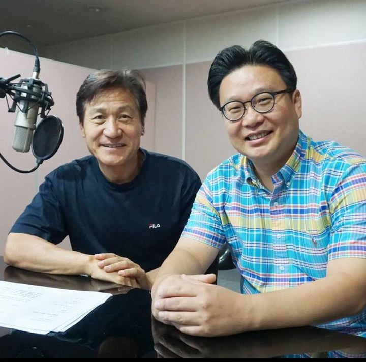 [서울=뉴시스] 배우 안성기(왼쪽)와 서경덕 성신여대 교수가 유네스코 인류무형문화유산에 등재된 농악을 전 세계 알리는 영상을 제작하는 모습 (사진 출처=서경덕 교수 인스타그램:) 2022.09.18. photo@newsis.com *재판매 및 DB 금지