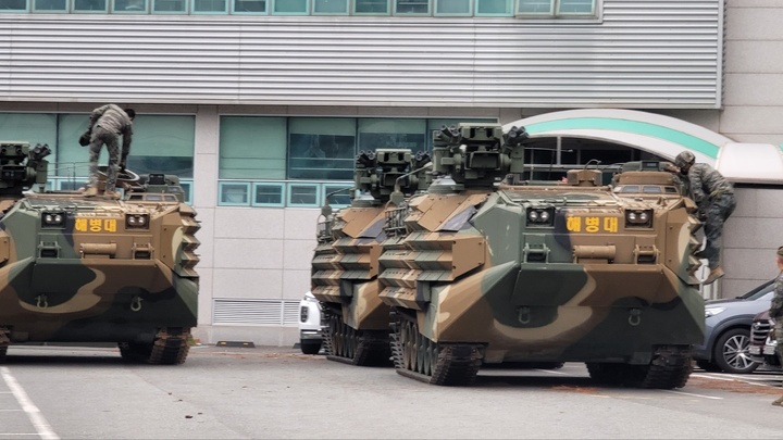 [포항=뉴시스] 이바름 기자 = 해병대 상륙돌격형장갑차(KAAV)가 태풍 '난마돌'을 대비해 18일 오후 경북 포항북부소방서에 배치됐다.(사진=경북소방본부 제공) 2022.09.18. photo@newsis.com *재판매 및 DB 금지