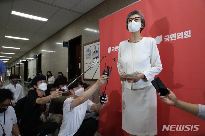 [서울=뉴시스] 전진환 기자 = 이양희 국민의힘 윤리위원장이 18일 오후 국회에서 열린 중앙당 윤리위원회 회의실 앞에서 기자들에게 발언하고 있다. (공동취재사진) 2022.09.18  photo@newsis.com