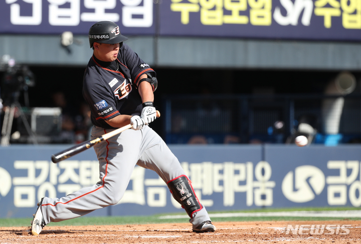 [서울=뉴시스] 고승민 기자 = 18일 서울 잠실야구장에서 열린 한화 이글스 대 LG 트윈스 경기, 5회초 한화 공격 1사 1,3루 상황 2번타자 노시환이 1타점 1루타를 치고 있다. 2022.09.18. kkssmm99@newsis.com