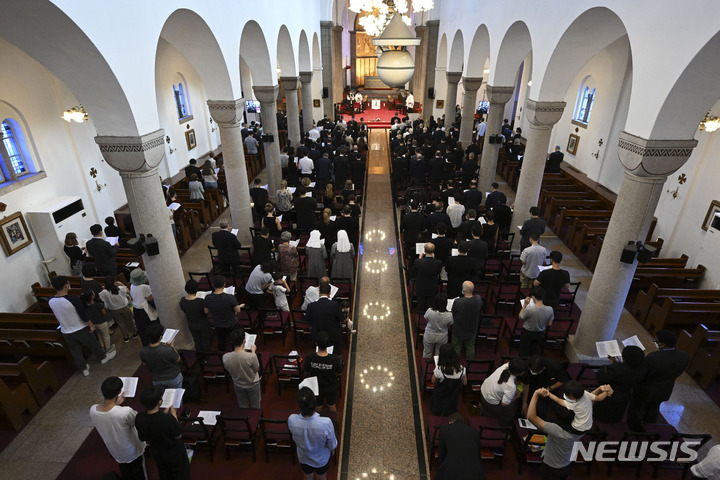 [서울=뉴시스] 사진공동취재단 = 18일 서울 중구 대한성공회 서울주교좌성당에서 거행된 엘리자베스 2세 여왕 추모 예배에서 참석자들이 입장하고 있다. 2022.09.18. photo@newsis.com