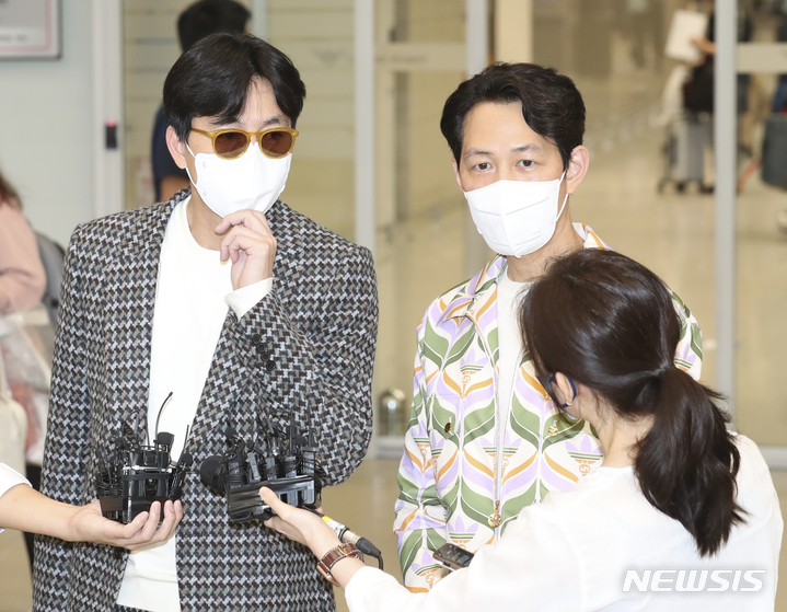 [인천공항=뉴시스] 김근수 기자 = 오징어게임으로 미국에서 열린 제74회 에미상에서 남우 주연상을 수상한 배우 이정재가 배우 정우성과 함께 18일 오후 인천공항을 통해 귀국하고 있다. 2022.09.18. ks@newsis.com