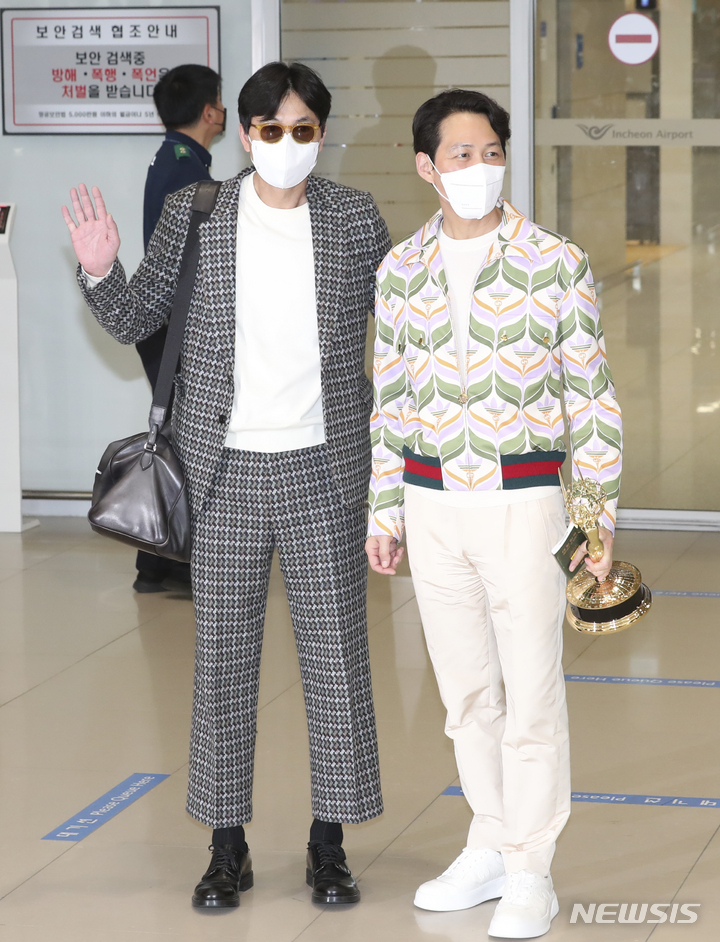 [인천공항=뉴시스] 김근수 기자 = 오징어게임으로 미국에서 열린 제74회 에미상에서 남우 주연상을 수상한 배우 이정재가 배우 정우성과 함께 18일 오후 인천공항을 통해 귀국하고 있다. 2022.09.18. ks@newsis.com
