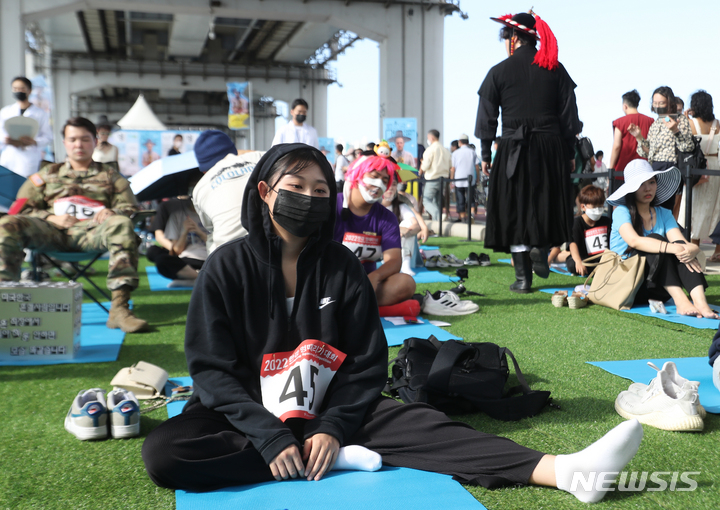 [서울=뉴시스] 김금보 기자 = 18일 오후 서울 서초구 한강 잠수교에서 열린 '2022 한강 멍때리기 대회'에 참가한 시민들이 경연에 열중하고 있다. 2022.09.18. kgb@newsis.com