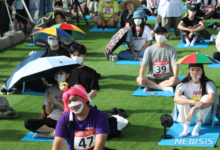 [서울=뉴시스] 김금보 기자 = 18일 오후 서울 서초구 한강 잠수교에서 열린 '2022 한강 멍때리기 대회'에 참가한 시민들이 경연에 열중하고 있다. 2022.09.18. kgb@newsis.com