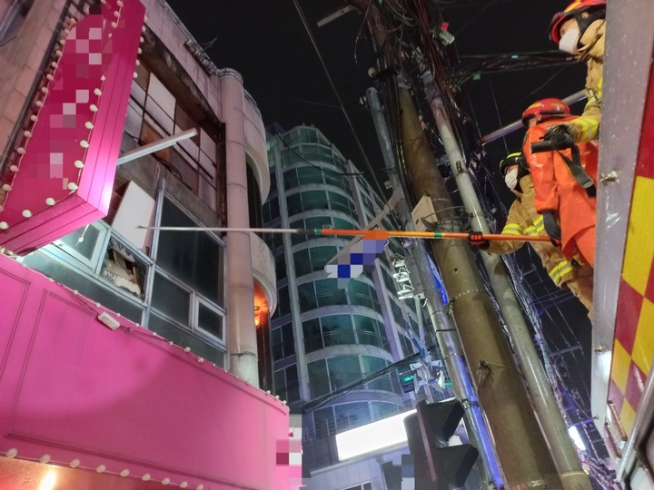 [부산=뉴시스] 제14호 태풍 '난마돌'이 북상하는 상황 속 18일 오후 부산 수영구의 한 건물 유리창이 강풍에 의해 아래로 떨어져 현장에 출동한 소방이 안전조치를 하고 있다. (사진=부산소방재난본부 제공). 2022.09.19. photo@newsis.com *재판매 및 DB 금지