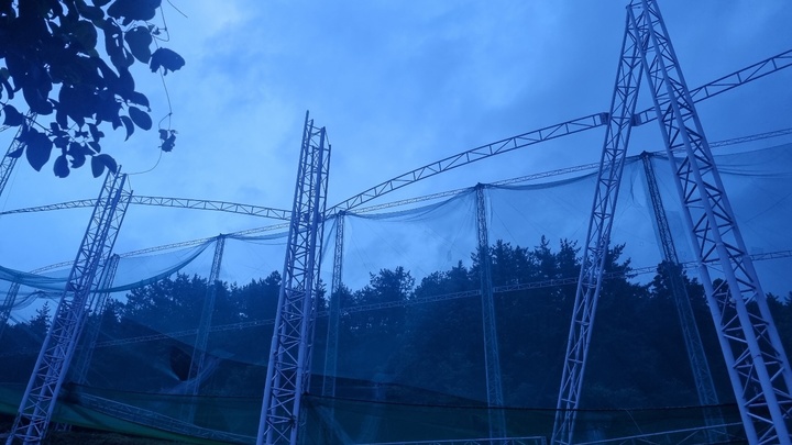 [창원=뉴시스] 강경국 기자 = 제14호 태풍 '난마돌'이 일본 육상에서 북상하면서 강풍으로 19일 오전 경남 거제의 한 골프장 철탑이 쓰러졌다. (사진=경남소방본부 제공). 2022.09.19. photo@newsis.com *재판매 및 DB 금지