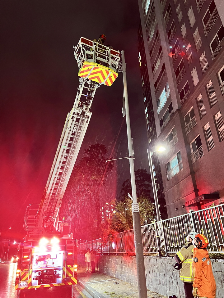 [창원=뉴시스] 강경국 기자 = 제14호 태풍 '난마돌'이 일본 육상에서 북상하면서 18일 오후 소방관들이 김해시 부원동에서 가로등 안전 조치를 취하고 있다. (사진=경남소방본부 제공). 2022.09.19. photo@newsis.com *재판매 및 DB 금지