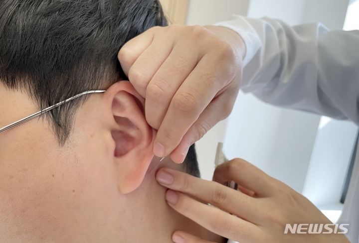 [서울=뉴시스] 한방병원 의료진이 이명 환자에게 침 치료를 하고 있다. 위 사진은 기사와 관계없음. (사진= 뉴시스 DB)