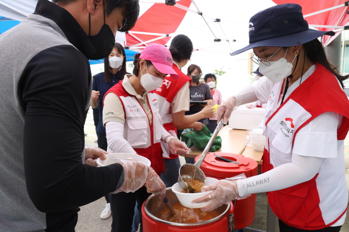 [포항=뉴시스] 강진구 기자 = 구호모금 전문기관 희망브리지 전국재해구호협회(회장 송필호)는 제11호 태풍 ‘힌남노’로 집을 잃은 이재민과 현장 구호 인력, 자원 봉사자 등을 위해 지난 18일 대송면에서 700인분의 소고기 국밥과 수육 고기를 마련해 제공했다.(사진=희망브리지 제공) 2022.09.19.photo@newsis.com *재판매 및 DB 금지