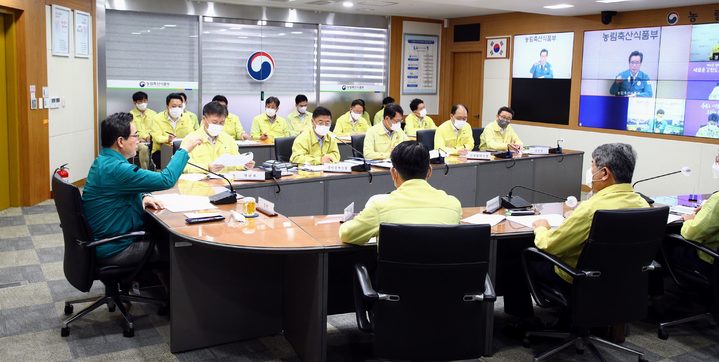 [세종=뉴시스] 아프리카돼지열병 중앙사고수습본부장인 정황근 농림축산식품부 장관이 19일 정부세종청사에서 관계기관과 긴급 방역상황회의를 열고 방역 조치 상황과 대응 방안을 점검했다. (사진=농식품부 제공) *재판매 및 DB 금지