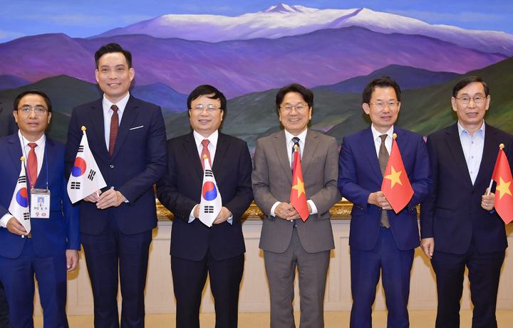 [광주=뉴시스] 강기정 광주시장은 19일 오전 시청 비즈니스룸에서 부이 딩 럼 베트남 응에안성 인민부위원장을 접견하고, 광주와 베트남 응에안성 간 자매결연 등 교류협력방안 등 공동 관심사를 논의했다. (사진 = 광주시 제공) *재판매 및 DB 금지