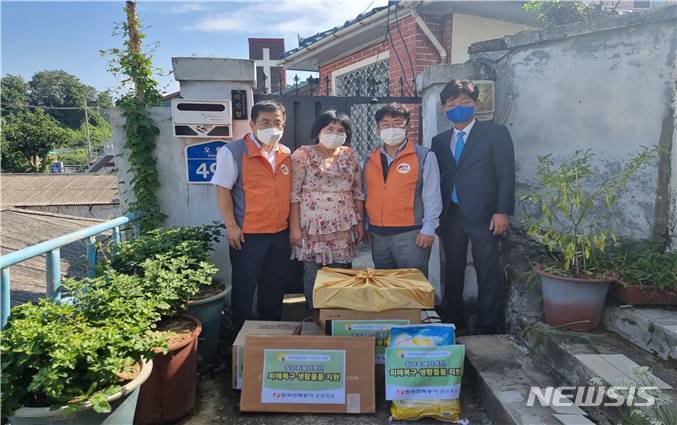 [군산=뉴시스]윤난슬 기자 = 한국전력공사 군산지사 사회봉사단은 최근 침수 피해를 본 지역주민들의 피해 복구를 돕기 위한 나눔 활동을 전개했다고 19일 밝혔다.(사진=한전 군산지사 제공) 