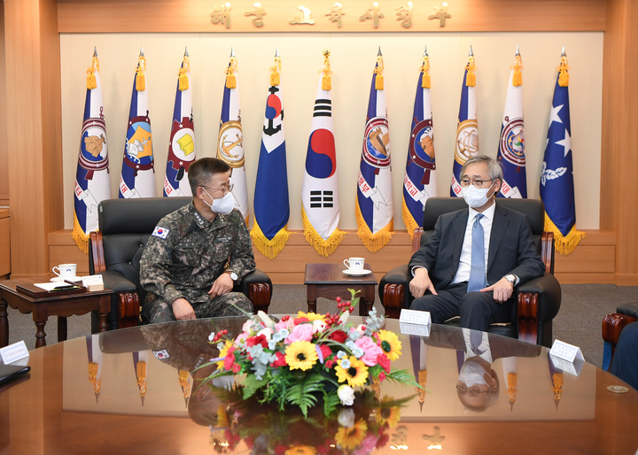 [서울=뉴시스] 전재훈 기자 = 박찬운 군인권보호관은 19일 경남 창원 소재 해군교육사령부를 방문해 군인권보호관 제도를 소개하고 해군 훈련병 생활 여건을 점검했다. (사진=인권위) 2022.09.19. *재판매 및 DB 금지