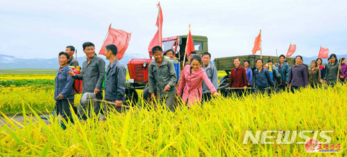 [서울=뉴시스] 북한 길주군 백원농장의 일군들과 농업근로자. (사진=노동신문 누리집 갈무리) 2022.09.19