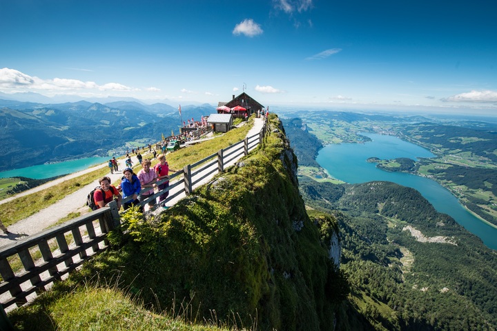 샤프베르크 산에서 내려다보는 잘츠카머구트 전경. (사진=오스트리아관광청·Tourismus Salzburg GmbH 제공) photo@newsis.com *재판매 및 DB 금지