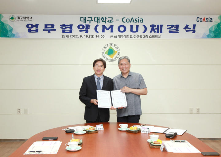 대구대와 코아시아가 디지털 신기술 인재양성을 위한 협약을 체결했다. 사진은 최병재 대구대 부총장(왼쪽)과 설병찬 코아시아세미 GDEC 센터장. *재판매 및 DB 금지