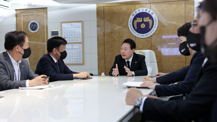 [런던=뉴시스] 5박7일 일정으로 영국, 미국, 캐나다 순방에 나선 윤석열 대통령이 18일(현지시간) 런던 스탠스테드 국제공항으로 향하는 공군 1호기에서 기내 회의를 주재하고 있다. (사진=대통령실 제공) 2022.09.19. photo@newsis.com *재판매 및 DB 금지