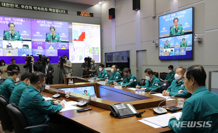 [서울=뉴시스] 김명원 기자 = 한덕수 국무총리가 19일 오전 서울 종로구 정부서울청사에서 열린 제14호 태풍 '난마돌' 대처상황 점검회의를 주재하며 발언하고 있다. 2022.09.19. kmx1105@newsis.com