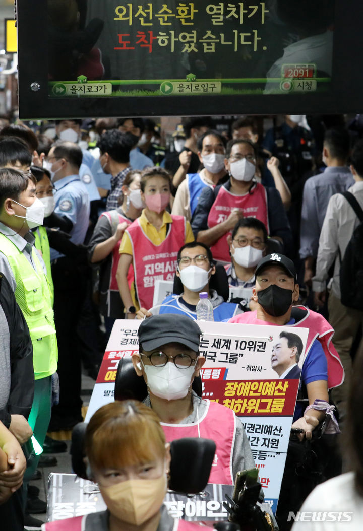 [서울=뉴시스] 조성우 기자 = 전국장애인차별철폐연대(전장연) 회원들이 19일 오전 서울 중구 2호선 시청역에서 '제37차 출근길 지하철탑니다' 선전전을 하고 있다. 2022.09.19. xconfind@newsis.com